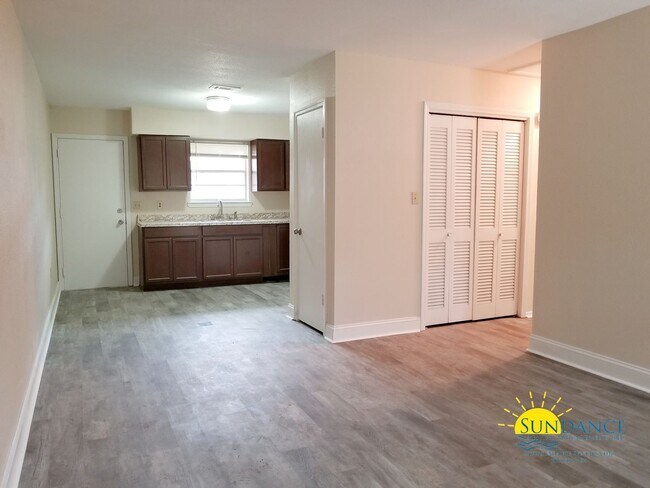 Building Photo - Cozy 2 Bedroom Unit in Central Fort Walton...