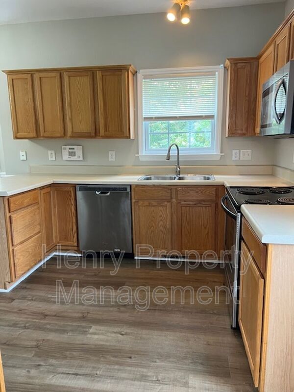Foto del edificio - 5716 Brookshadow Dr
