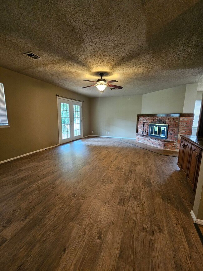 Foto del edificio - 1703 Village Dr