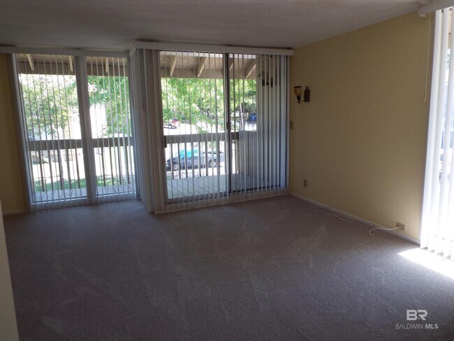 Building Photo - 2035 Sea Cliff Dr N