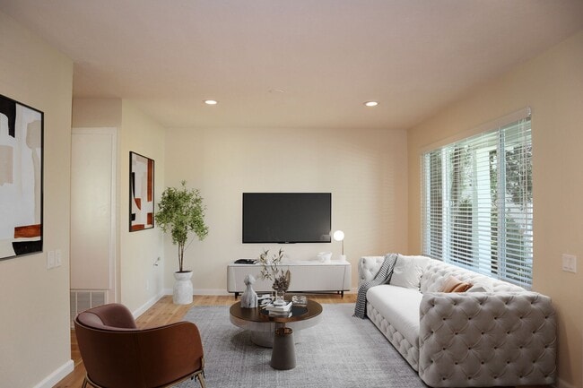 Building Photo - 3-bedroom home located in Union City! – Sp...