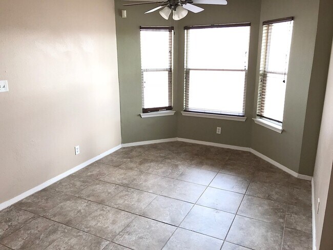 Foto del edificio - West El Paso 3 bed refrig A/C Home with Bonus Loft and Solar!