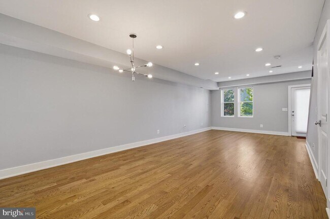 Foto del edificio - 925 Delafield Pl NW