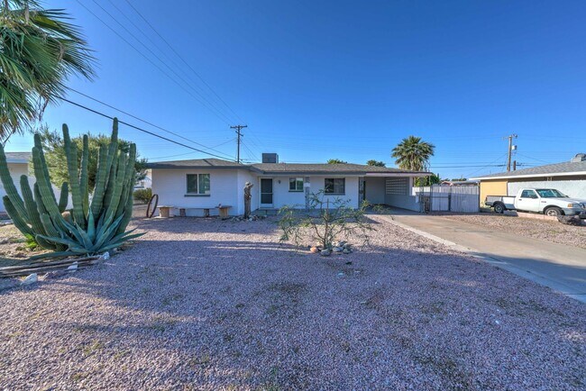 Building Photo - Cozy, Remodeled 2 Bedroom + Den + 1 Bath H...