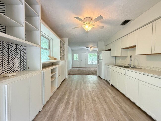 Building Photo - Available Now! 2 Bed, 1 Bath Duplex