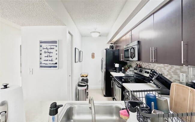 Foto del edificio - 18870 NW 57th Ave