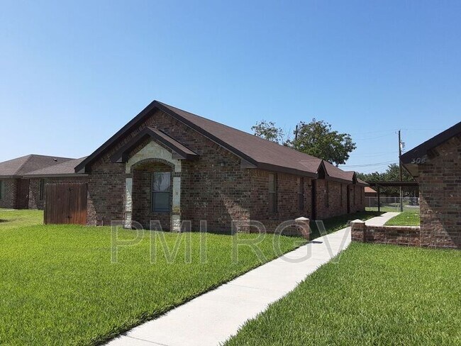 Building Photo - 304 W Amy Dr