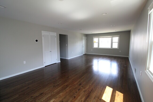 Foto del edificio - 91 Cloverdale Rd