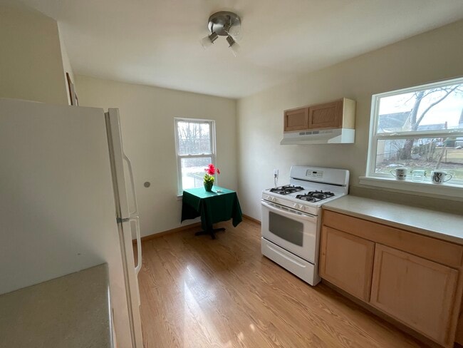 Building Photo - 8441 Royal Heights Dr