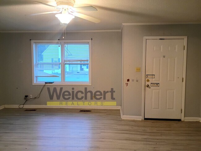 Building Photo - Convenient 3BR/1.5BA Duplex Near Schools a...