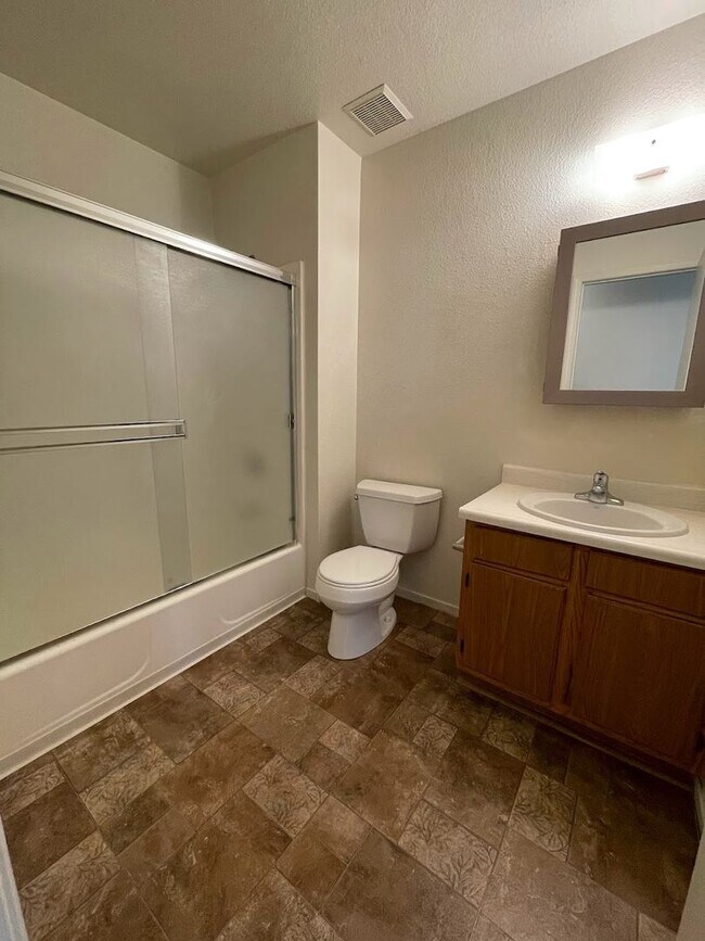 Building Photo - Cute 2 Bedroom unit in Carson City