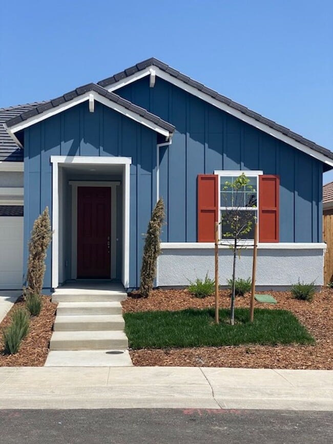 Building Photo - Solar Pet Friendly Single Story Home in Fo...