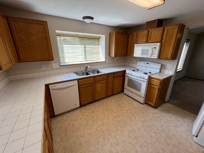 Foto del edificio - Large 3 Bed/2.5 Bath Located in Providence Neighborhood
