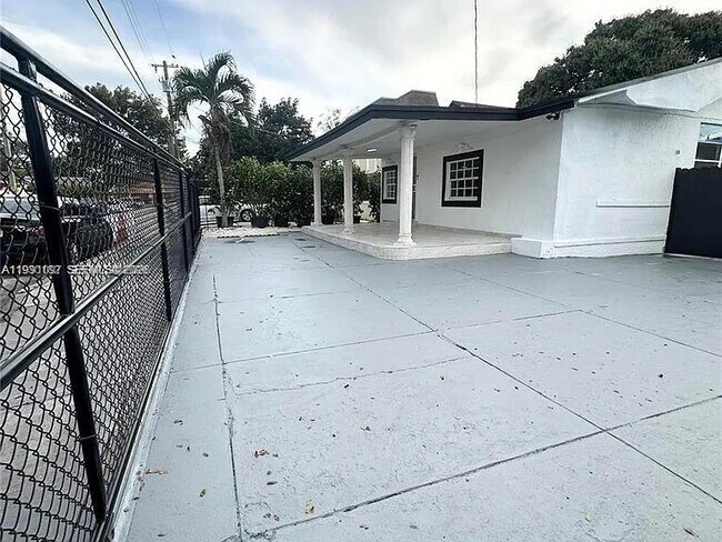 Building Photo - 248 SW 18th Ct