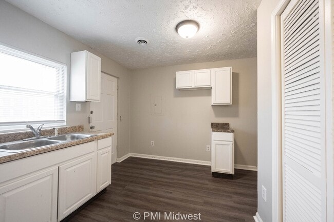Building Photo - Modern Duplex in Prime Location - Perfect Rental Opportunity in Indianapolis!