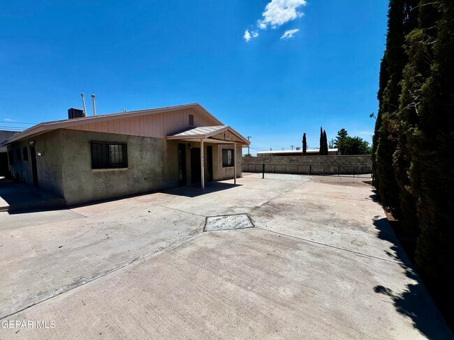Foto del edificio - 14624 Eston Pl