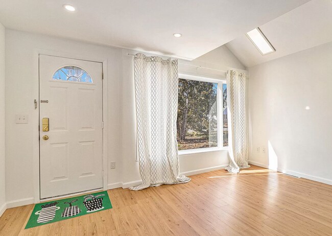 Foto del edificio - Charming 1 Bedroom Home with Large Backyar...