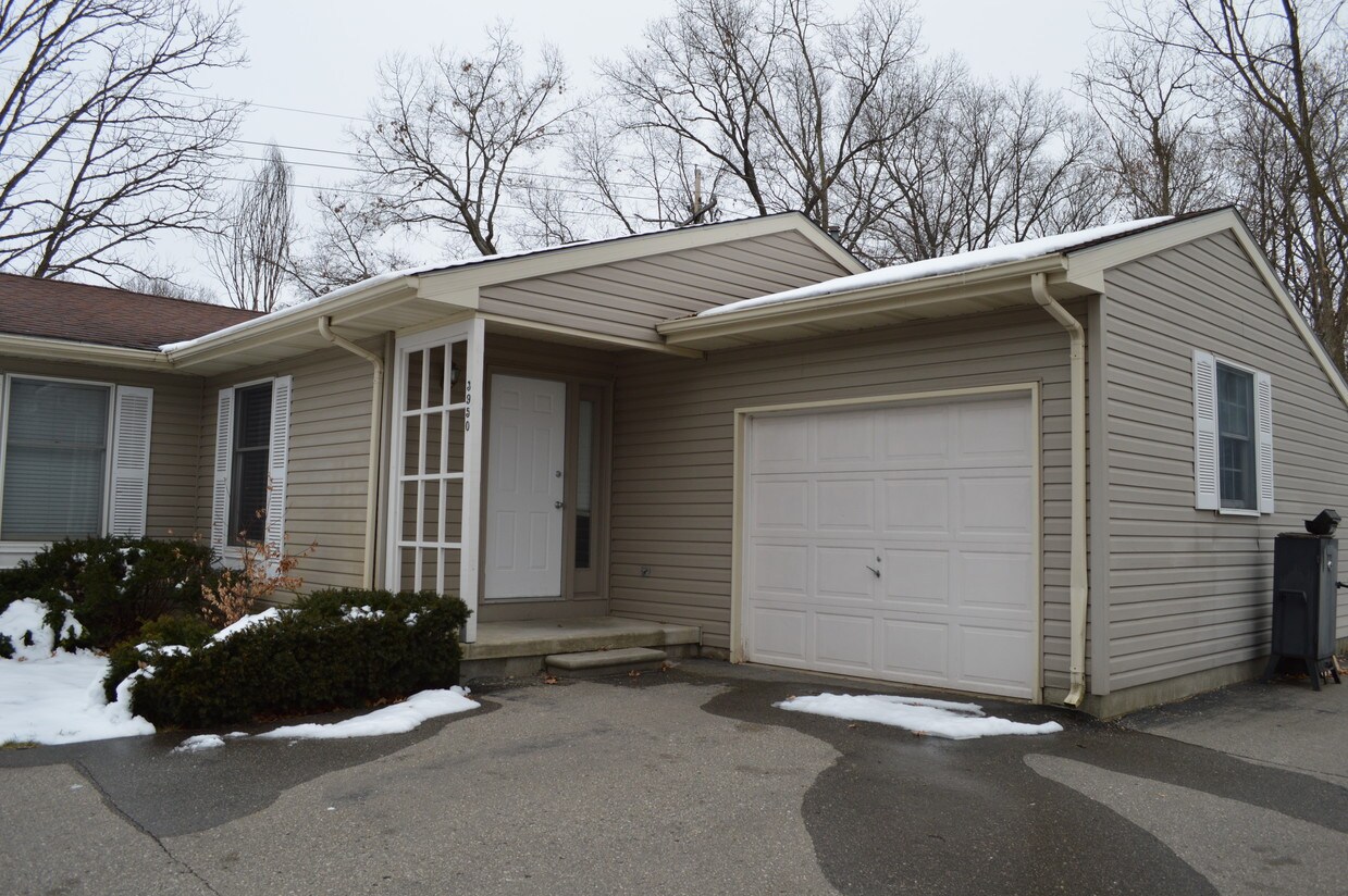 Main enterance - 3950 Hartland Rd