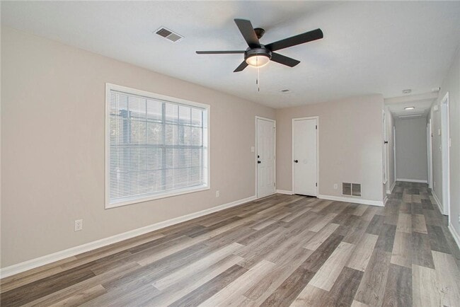 Building Photo - 2243 Oak Cir