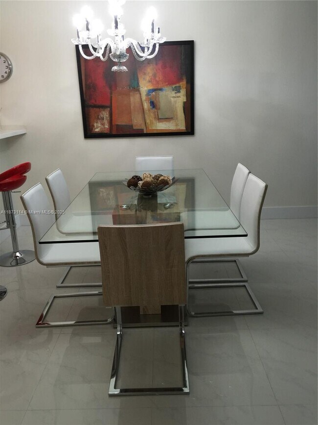 Foto del edificio - 18100 N Bay Rd