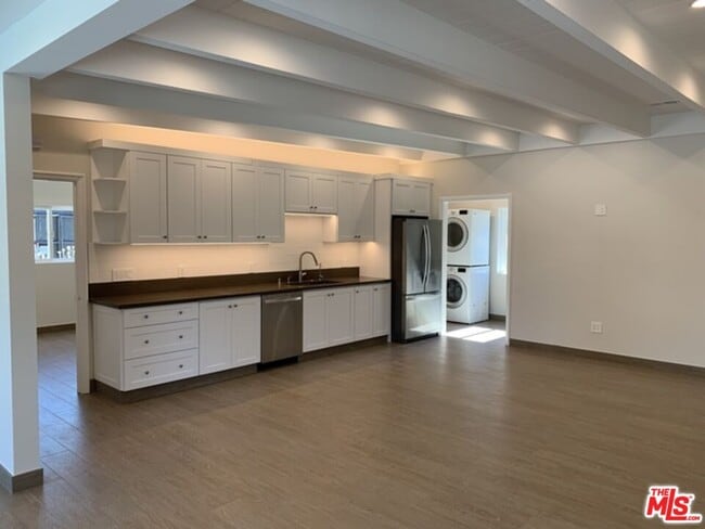 Building Photo - 9252 Balcom Ave
