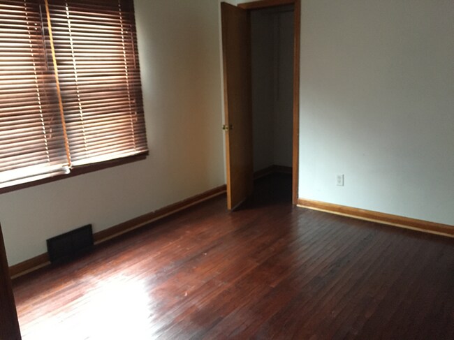 Dormitorio 1 - 713 Brady Ave