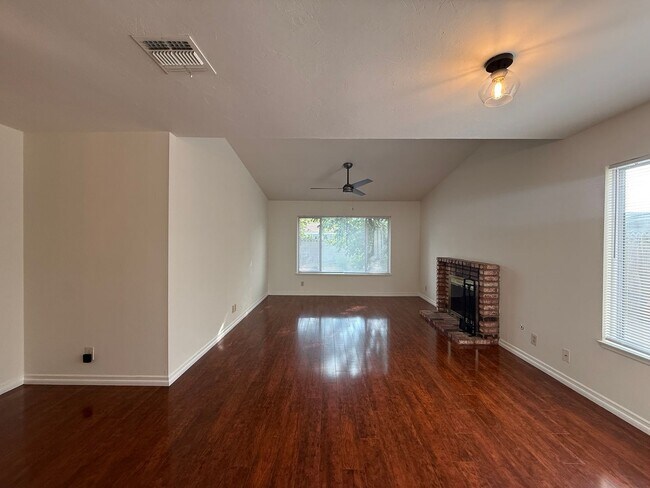 Foto del edificio - 43060 Larwood St