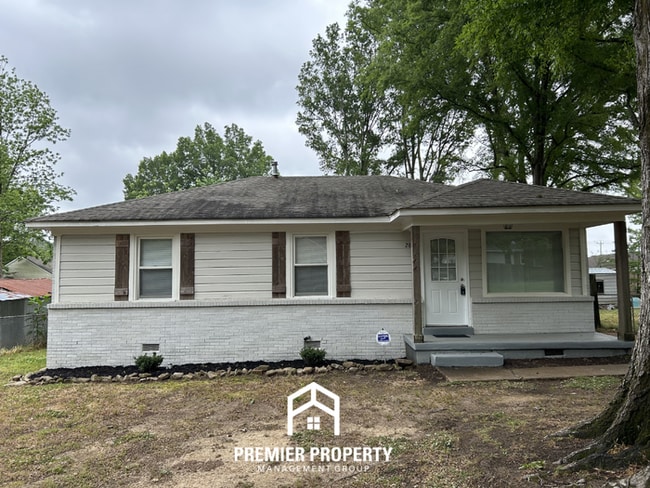 Charming 3BR Collierville Cottage | Hardwood Floors & Massive Fenced Yard - Charming 3BR Collierville Cottage | Hardwood Floors & Massive Fenced Yard House