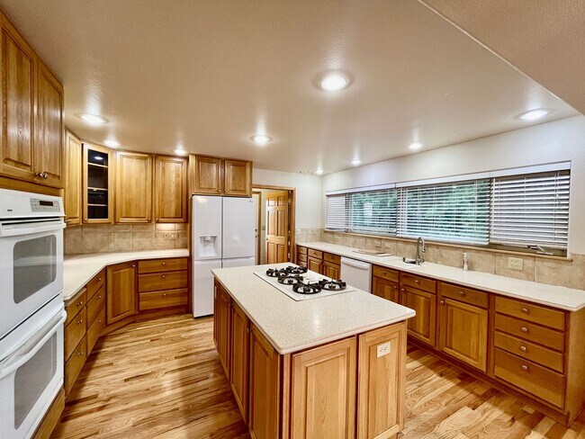 Building Photo - * Rare Find* 5 Bedroom Larkspur Home on 37...