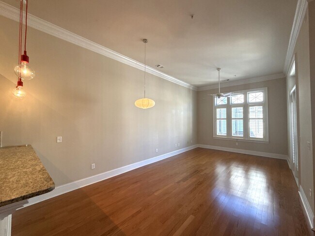 Building Photo - Lovely Condo in Tranquil Court