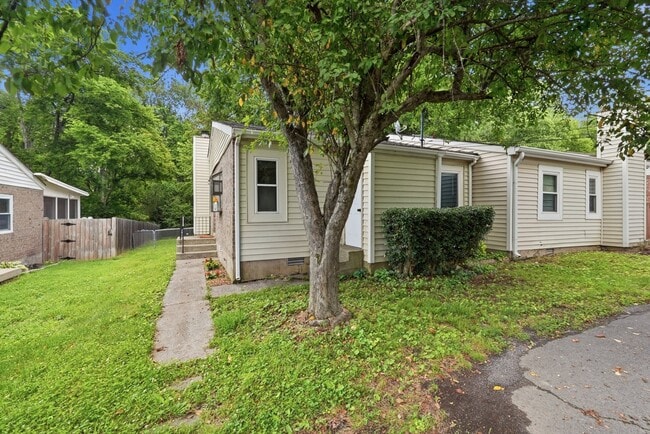 Building Photo - 4610 Woodside Dr