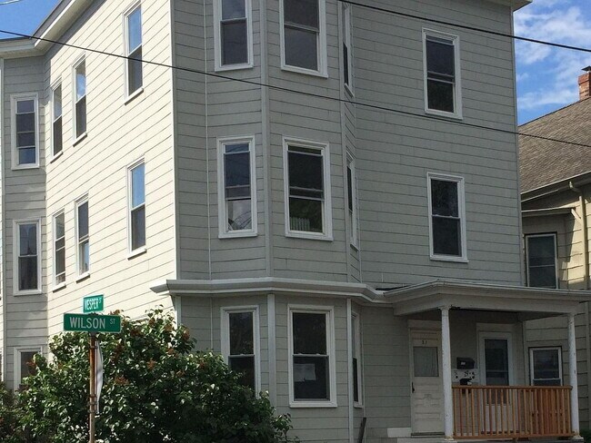 Foto del edificio - "Charming 3-Bed, 2-Bath Gem in Portland's Heart – Spacious 1350 Sq Ft Living!"