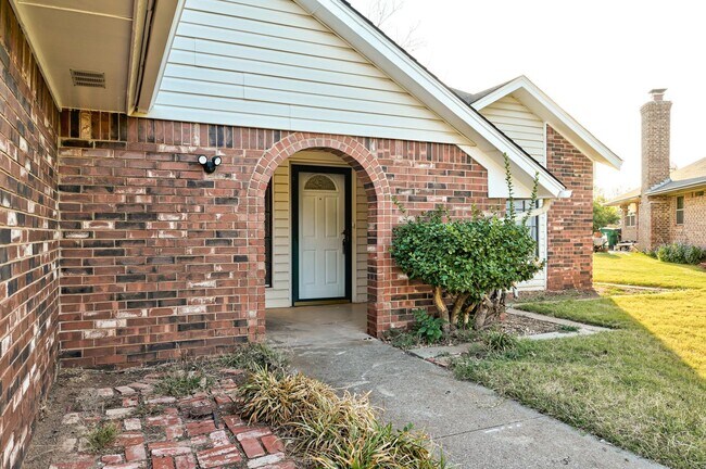 Foto del edificio - Charming 3-Bedroom Retreat by the Pond – Y...