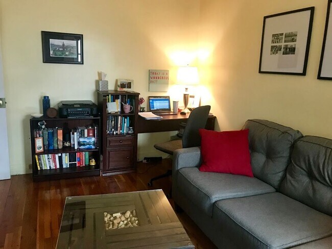Foto del edificio - Stunning 1 Bed Right Off the T! Heat/HW In...