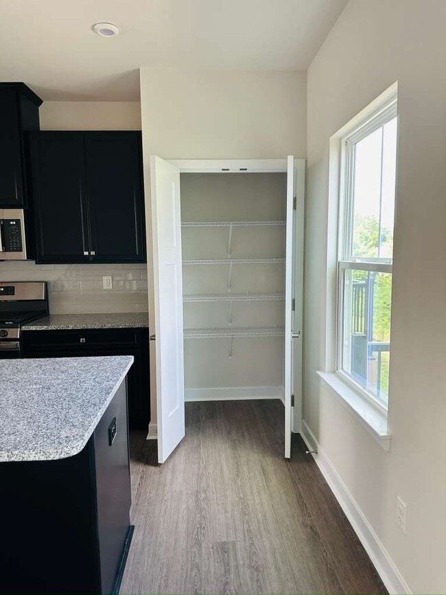 Foto del edificio - 9904 Oaklawn Blvd NW