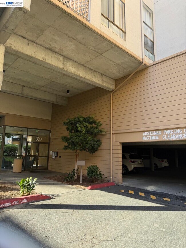 Foto del edificio - 320 N Civic Dr