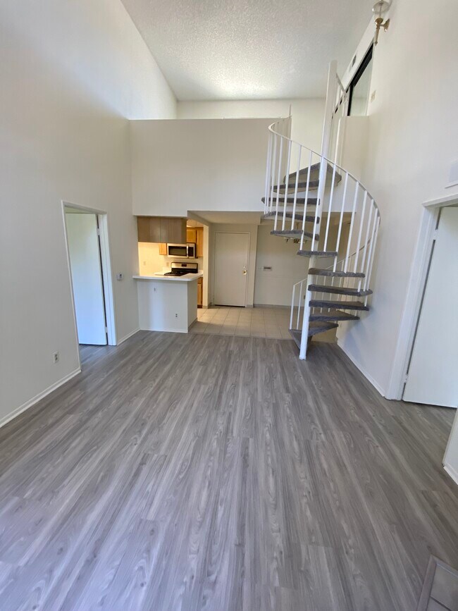 2 habitaciones, 2 baños y loft - 1125 pies cuadrados - - A & J Investments