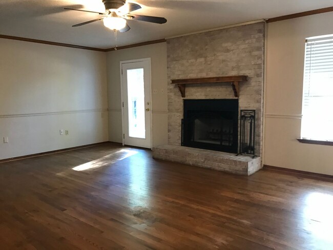 Building Photo - BEAUTY IN LAKE FOREST SUBDIVISION