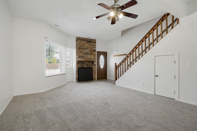 Foto del edificio - Spacious 2 Bed Townhome with Parking in Lake Arbor