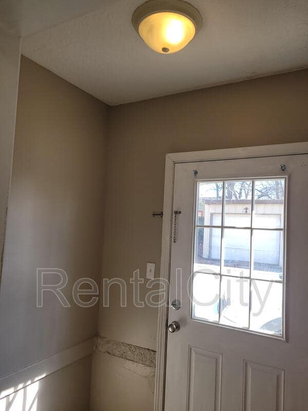 Building Photo - 116 N Sampson Ave