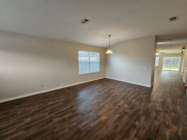 Building Photo - Beautiful updated family home!