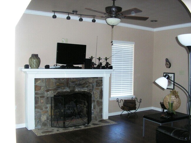 Foto del edificio - 9001 Colonel Glenn Rd