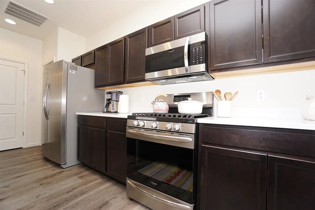 Building Photo - 2922 Poinciana Dr