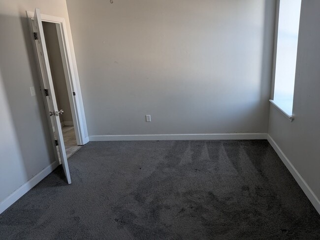 Oversized one bedroom 2nd floor apartment with A/C! - Oversized one bedroom 2nd floor apartment with A/C!