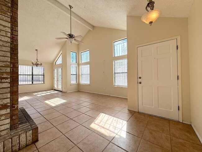Building Photo - West El Paso 3bed/2Bath refrig A/C Home