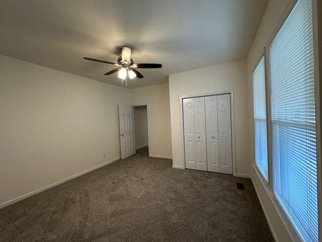 Foto del edificio - Beautiful Apartment with a large yard