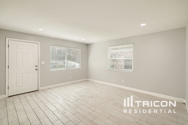 Building Photo - 1610 N Lois Ave