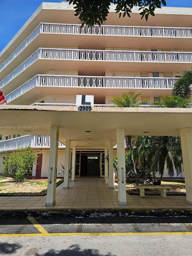 Building Photo - 2905 Point E Dr