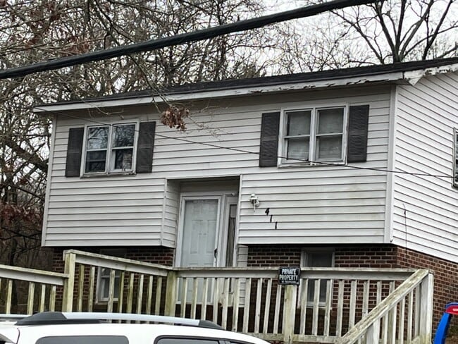 Building Photo - 411 Doak St