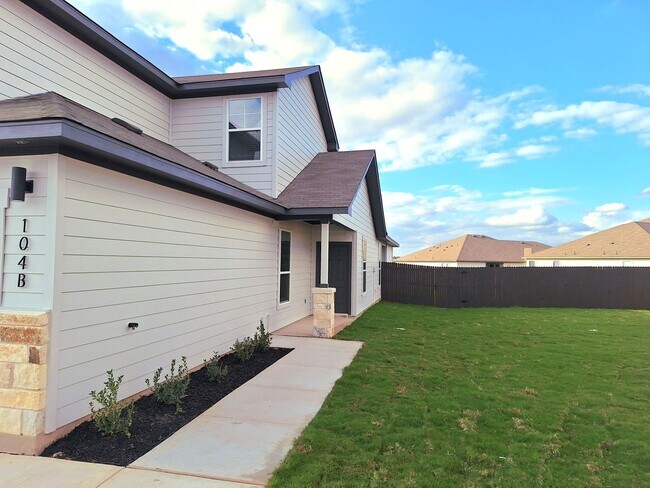 Foto del edificio - Stunning 4x3 Luxury Duplex in Buda, TX!